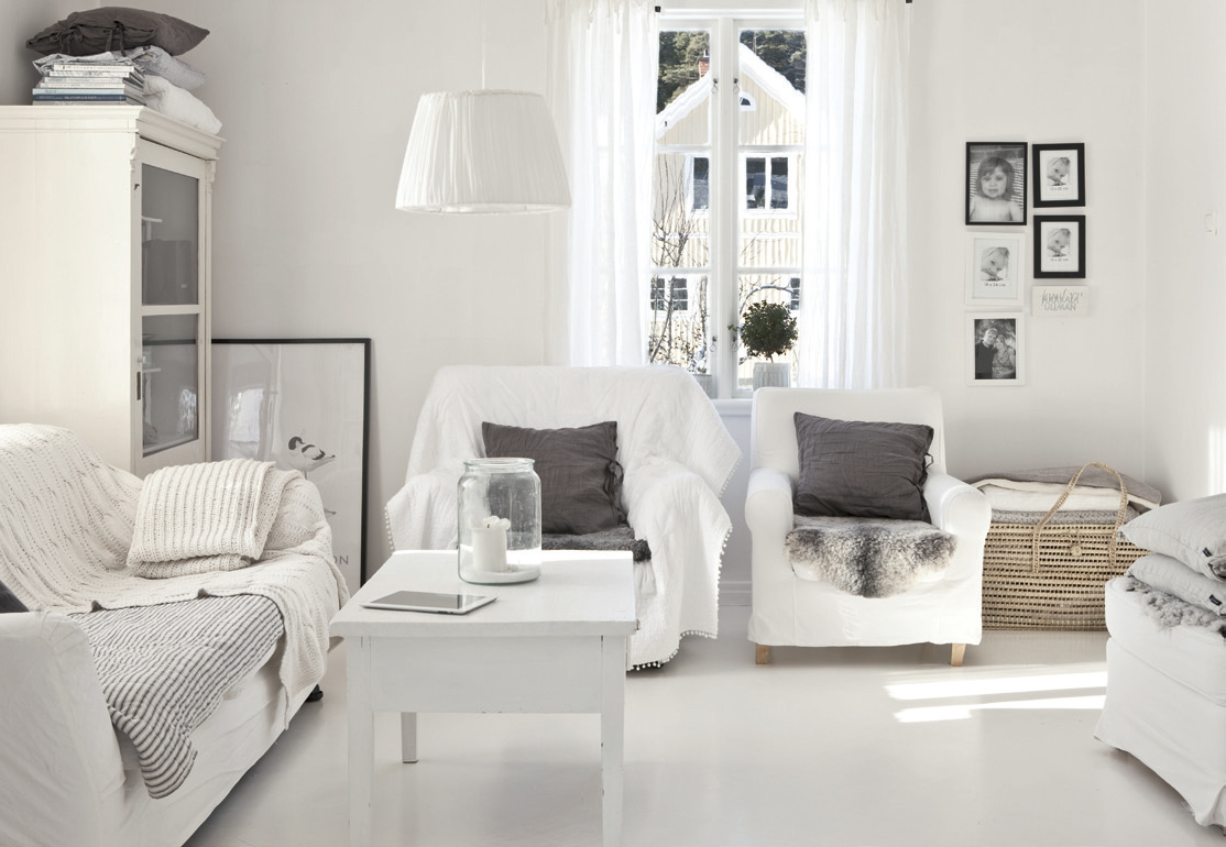 Scandinavisch interieur met schapenvachten