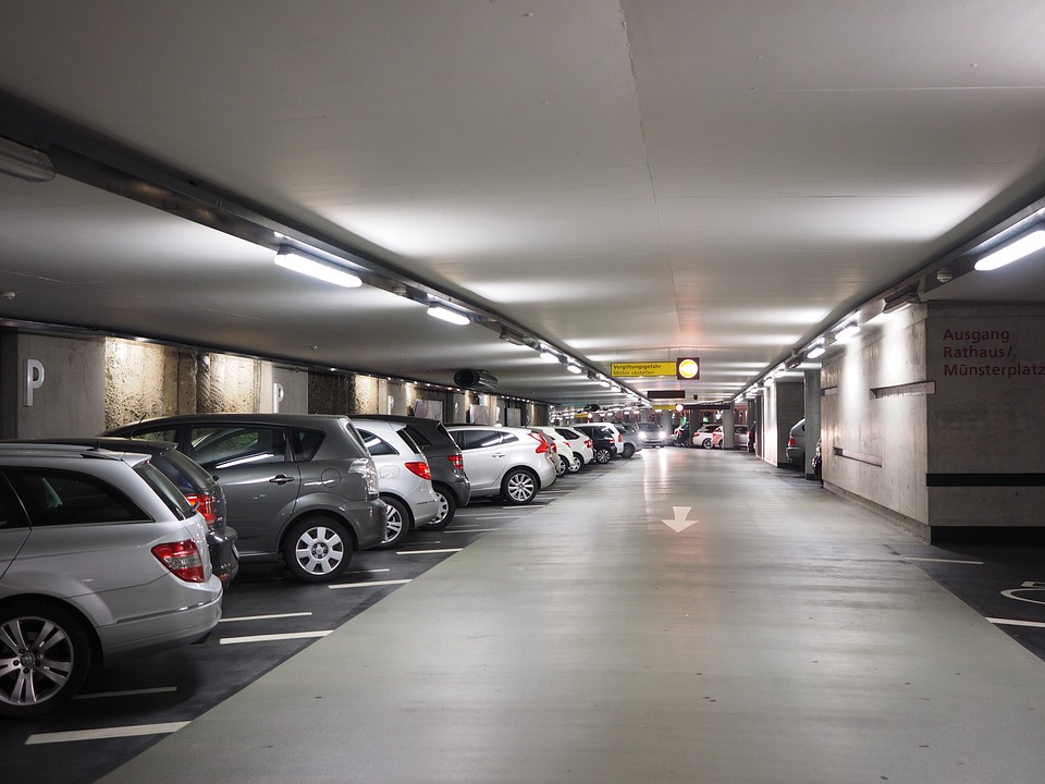 Betonnen vloer in de parkeergarage