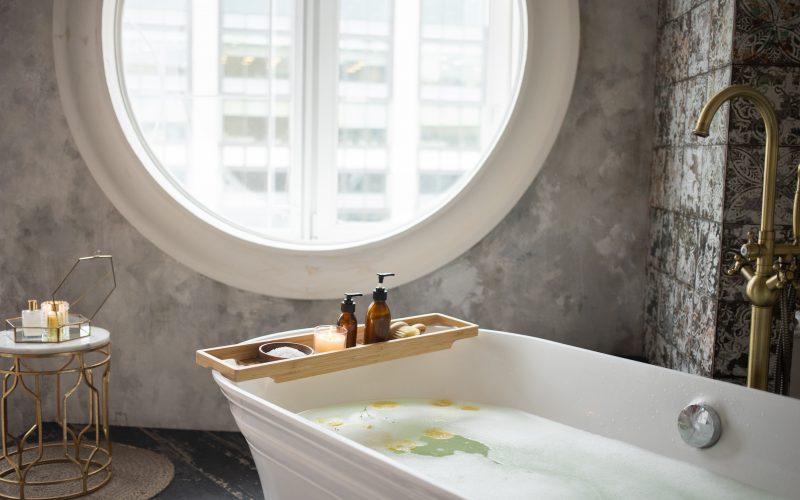 Zo kies je de juiste vloer- en wandtegels voor jouw klassieke badkamer