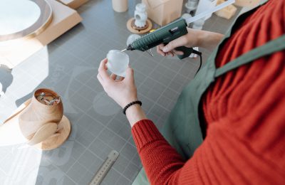 Hoe secondelijm verwijderen van plastic