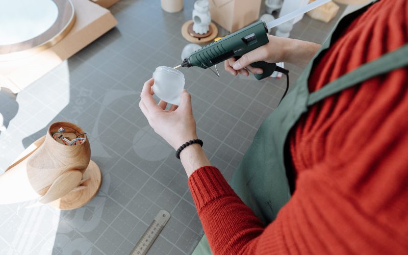 Hoe secondelijm verwijderen van plastic